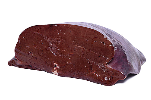 Одним из продуктов, богатых витамином В12, является говяжья печень