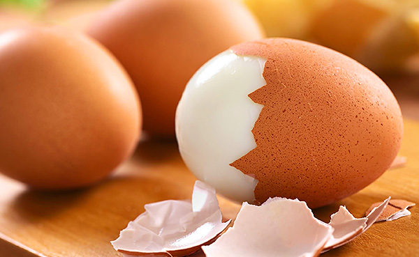 Витамин B12 в достаточных количествах содержится в большинстве продуктов животного происхождения, и для получения его дневной нормы достаточно съесть, например, 4 куриных яйца.